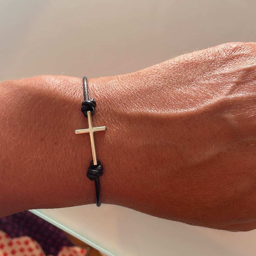 Drawstring Cross bracelet - Picture 2 of 2